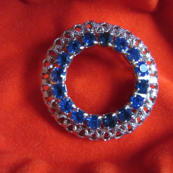 Vintage Jewelry - Vintage Blue rhinestone metal circle brooch pin